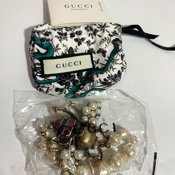 Women's Metallic Bee Bracelet With Crystals And Pearls - Picture 4 of 6